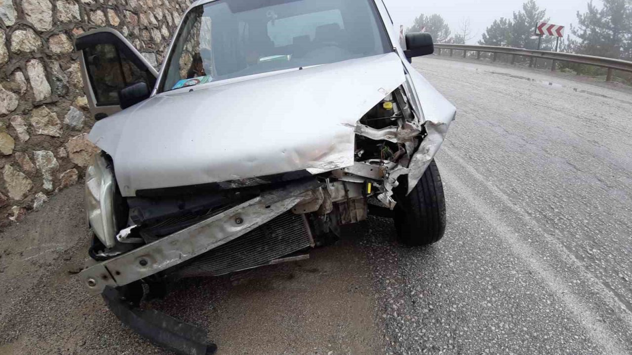 Hastaneye giderken hastanelik oldular: 2 yaralı