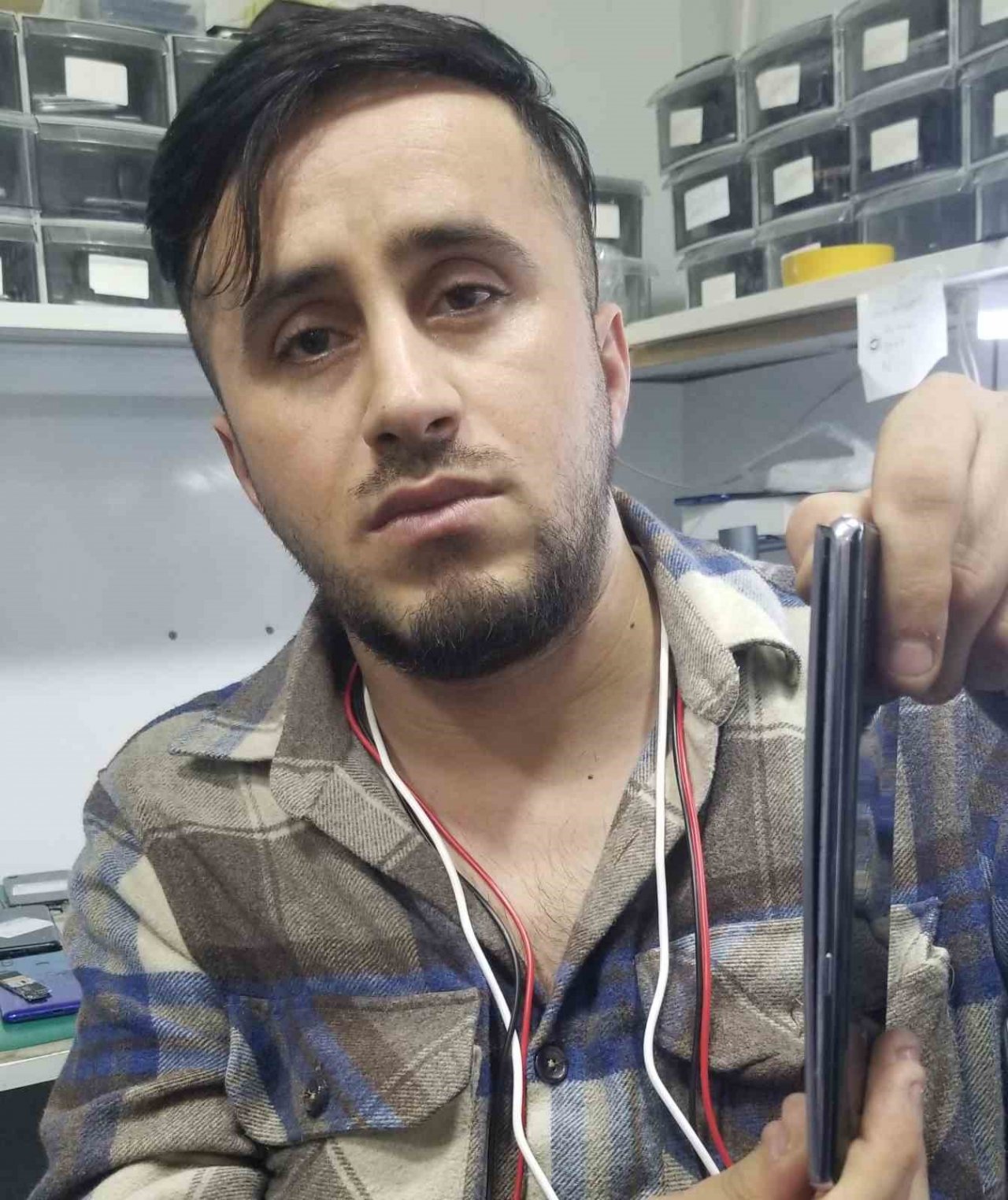 Çöpe atılan cep telefonu bataryası bomba gibi patladı