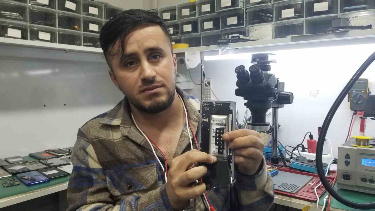 Çöpe atılan cep telefonu bataryası bomba gibi patladı