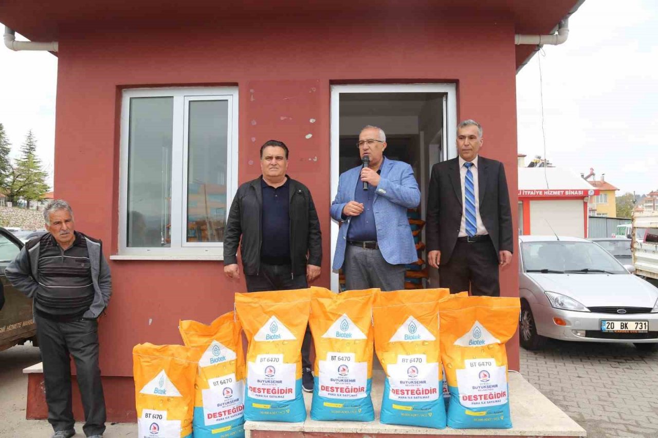 Denizli Büyükşehirden Çamelili çiftçilere destek