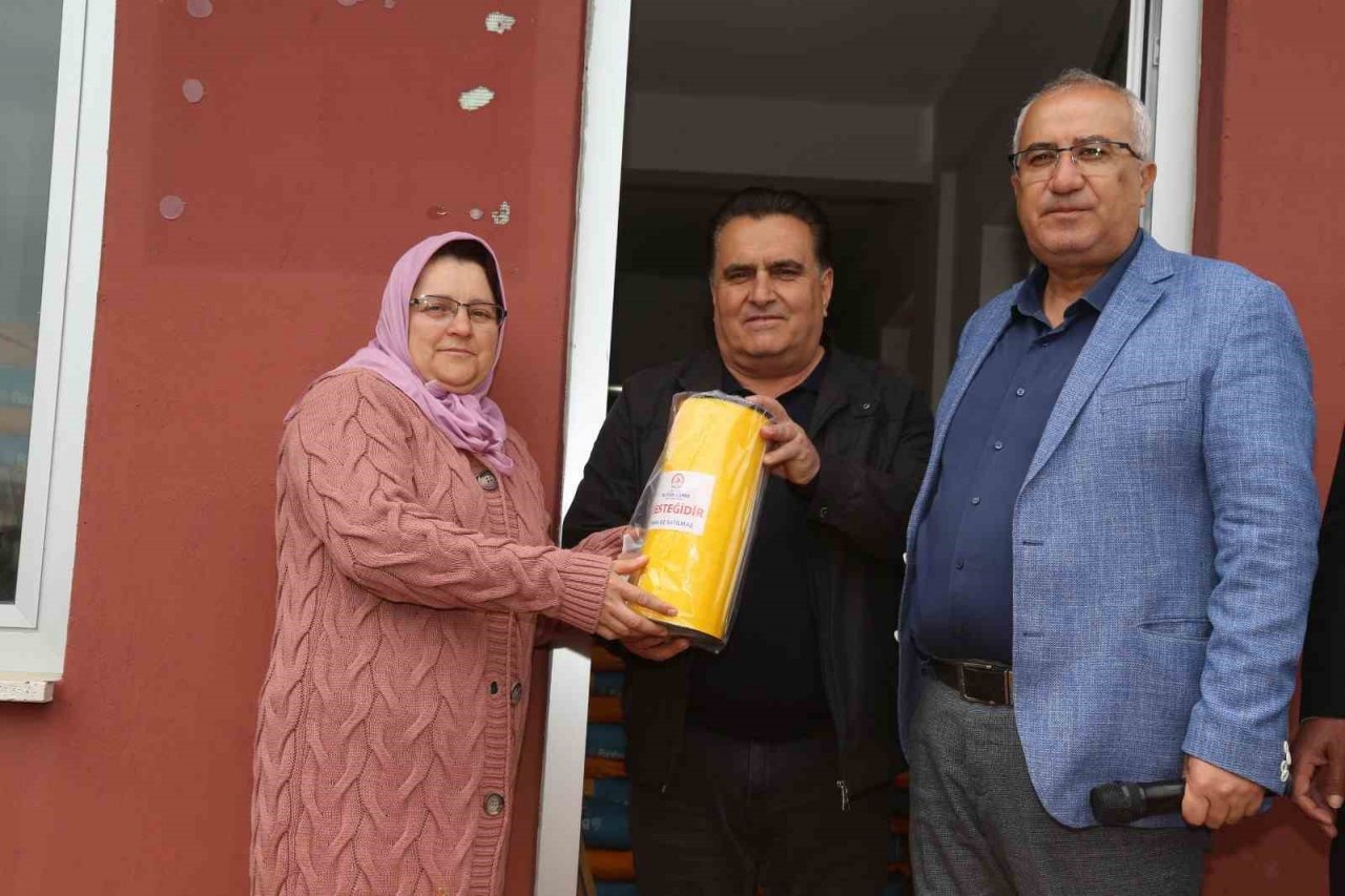 Denizli Büyükşehirden Çamelili çiftçilere destek