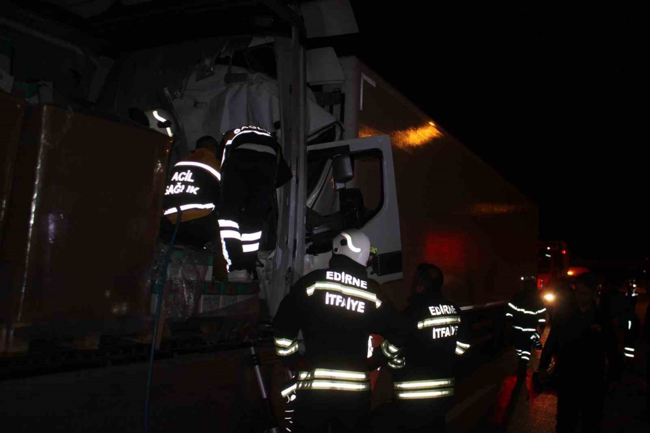 Edirne’de zincirleme kaza: Sıkışan tır sürücüsünü ekipler 2 saat boyunca kurtarmak için uğraştı