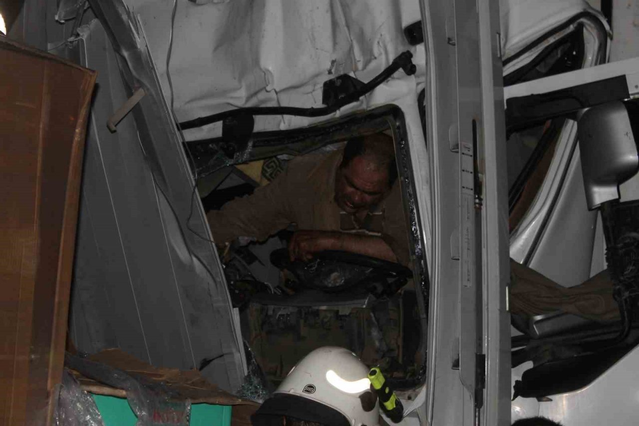 Edirne’de zincirleme kaza: Sıkışan tır sürücüsünü ekipler 2 saat boyunca kurtarmak için uğraştı