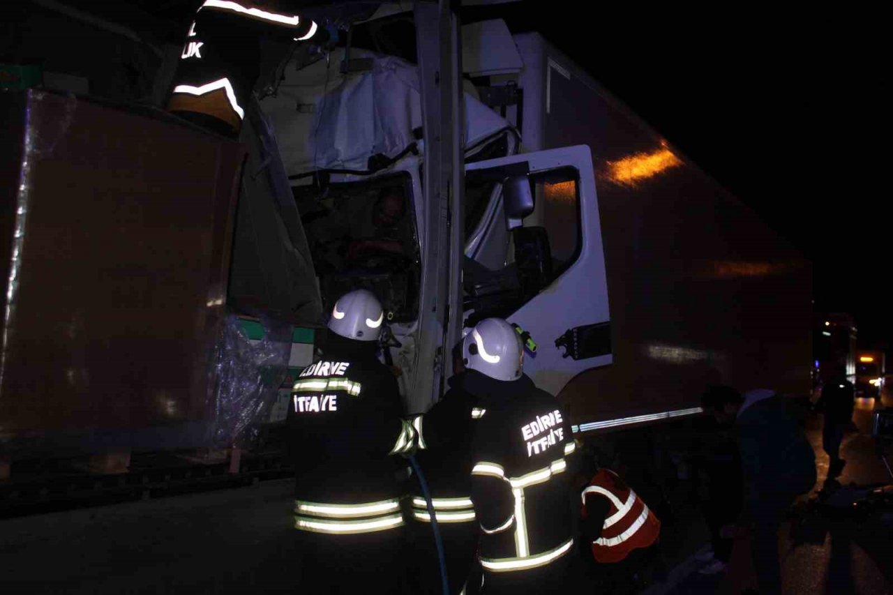 Edirne’de zincirleme kaza: Sıkışan tır sürücüsünü ekipler 2 saat boyunca kurtarmak için uğraştı