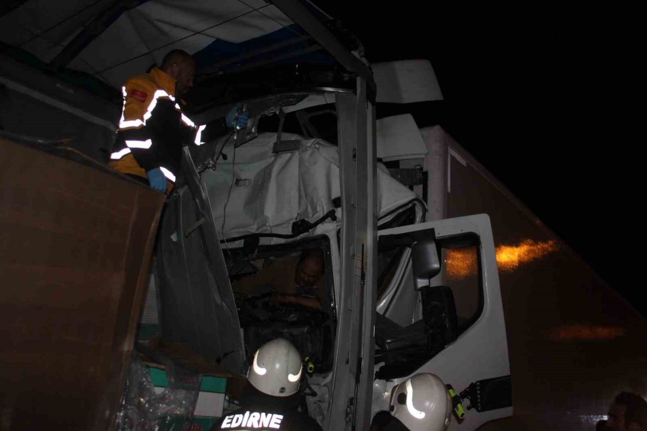 Edirne’de zincirleme kaza: Sıkışan tır sürücüsünü ekipler 2 saat boyunca kurtarmak için uğraştı