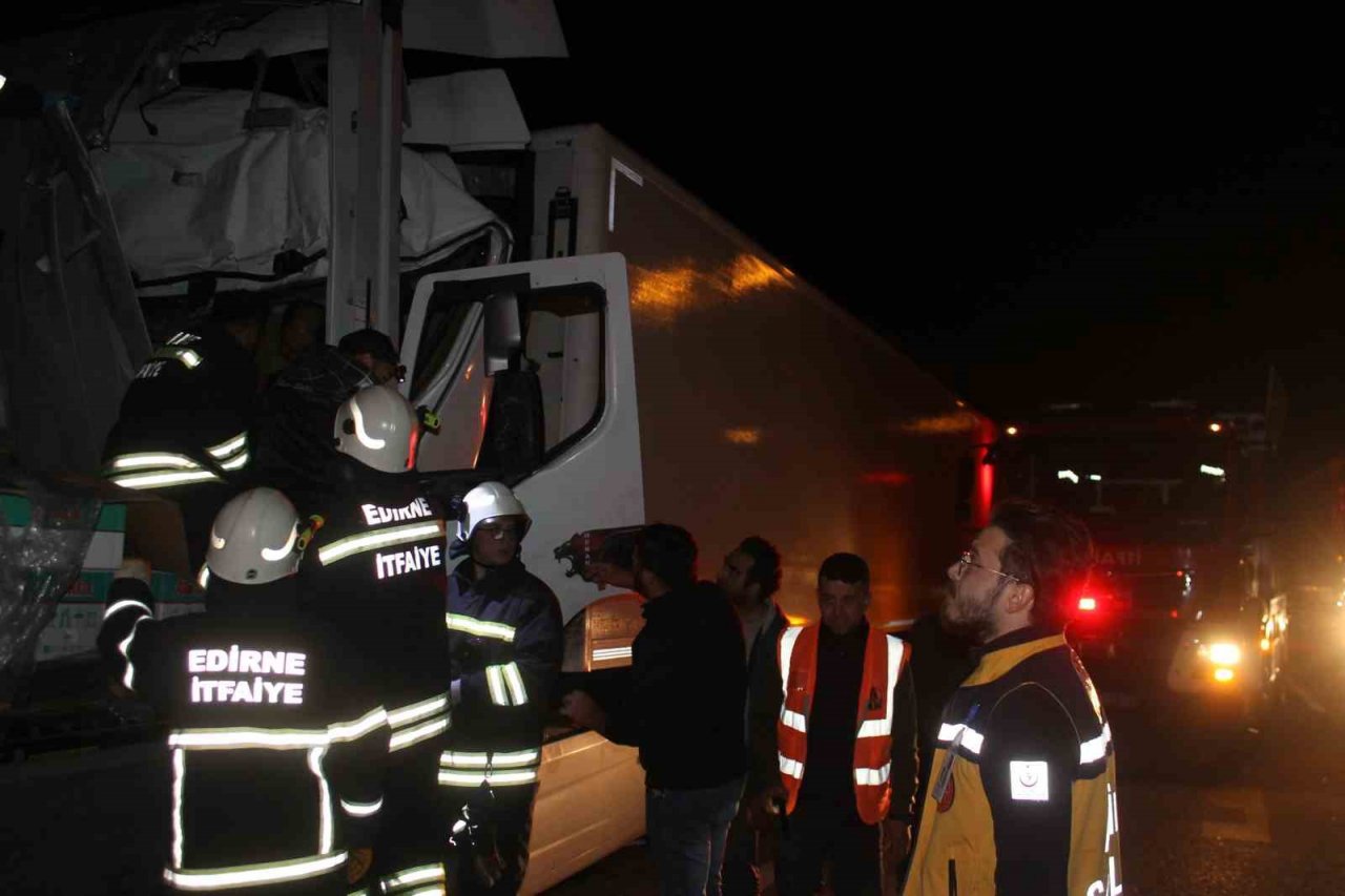 Edirne’de zincirleme kaza: Sıkışan tır sürücüsünü ekipler 2 saat boyunca kurtarmak için uğraştı