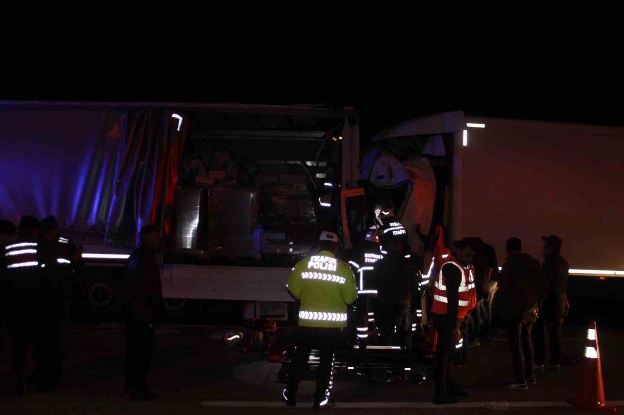 Edirne’de zincirleme kaza: Sıkışan tır sürücüsünü ekipler 2 saat boyunca kurtarmak için uğraştı