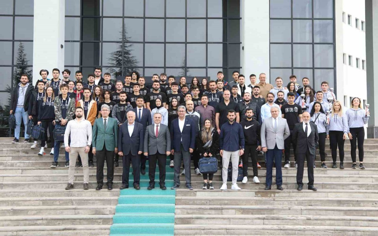 ERÜ’de Başarılı Sporcular Ödüllendirildi