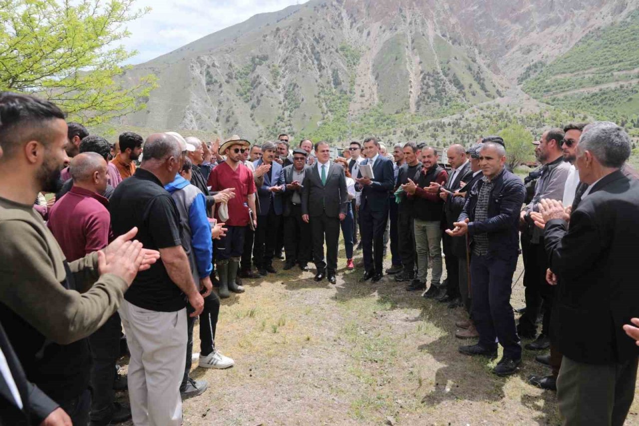 Hakkari’de 200 besiciye 4 bin küçükbaş hayvan dağıtımına başlandı