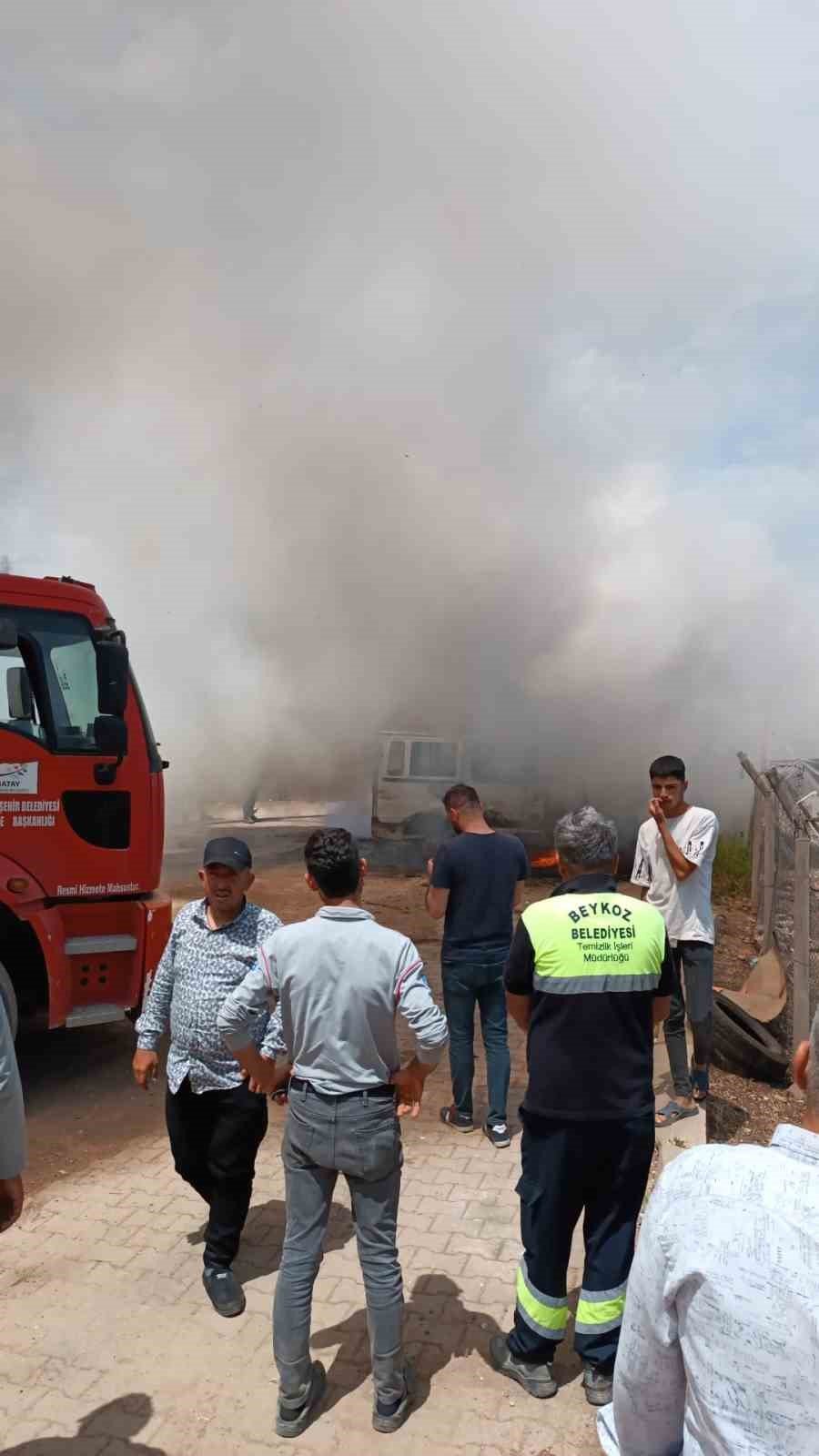 Hatay’da çadırda çıkan yangın araçlara da sıçradı