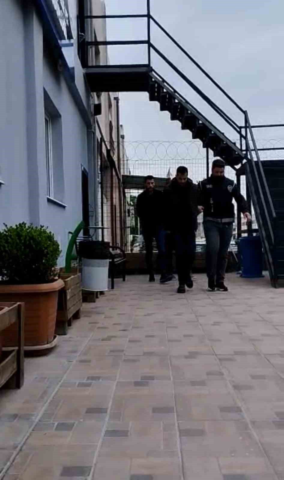 İzmir’de göçmen kaçakçılığı operasyonu: 3 tutuklama