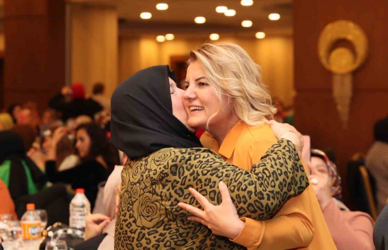 Başkan Hürriyet’ten kadınlara: "Ayaklarınız üzerinde kararlılıkla durabilmeniz için her zaman yanınızdayım"