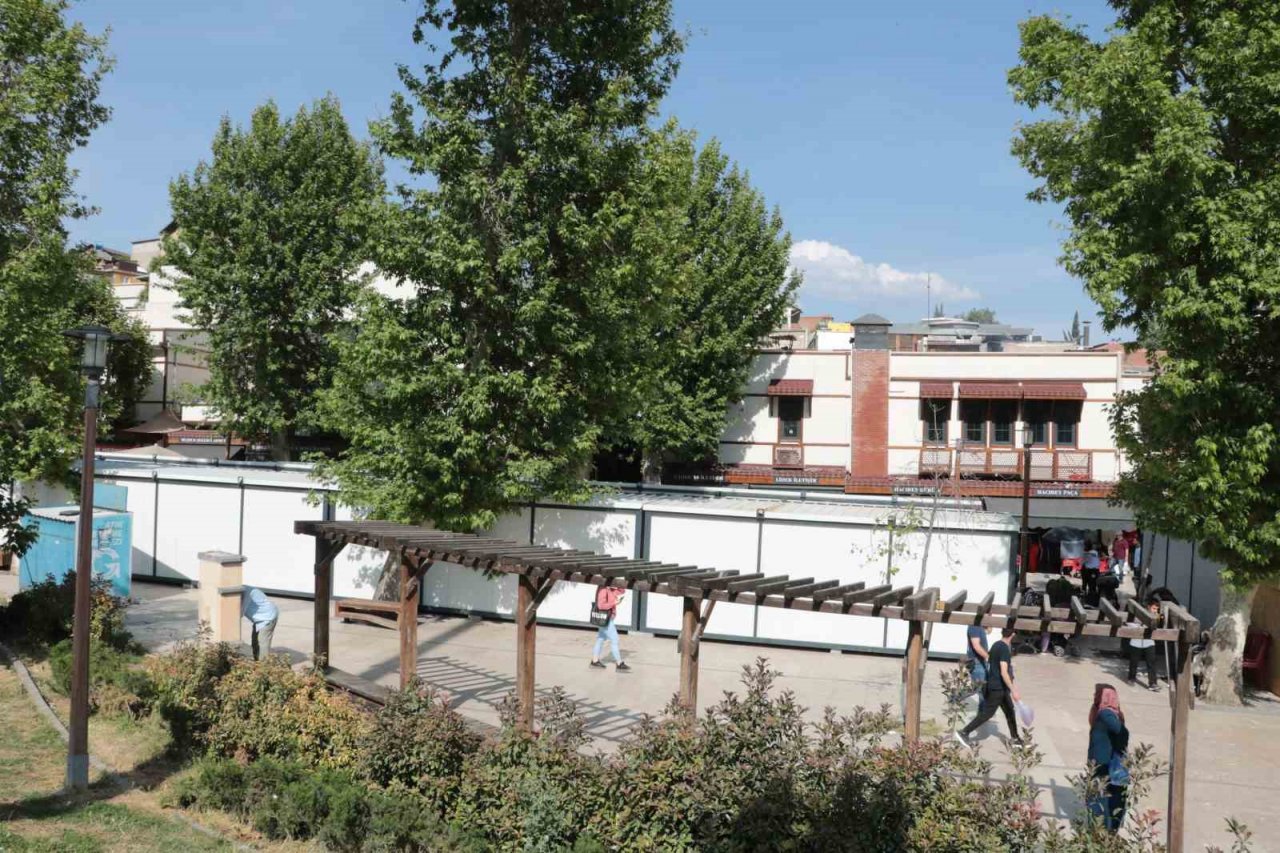 Ayakkabıcı esnafı konteyner çarşıda mesaiye başladı