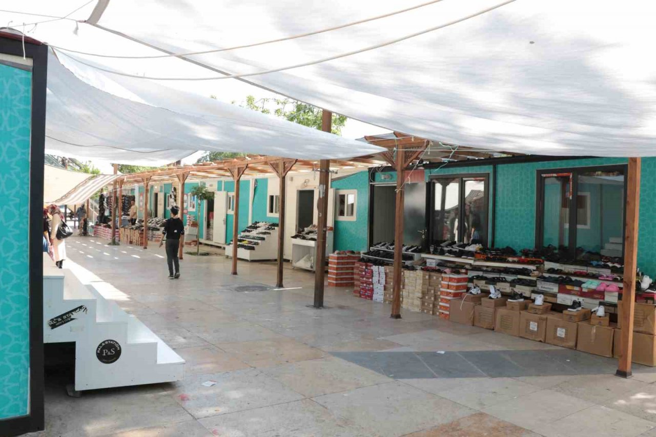 Ayakkabıcı esnafı konteyner çarşıda mesaiye başladı