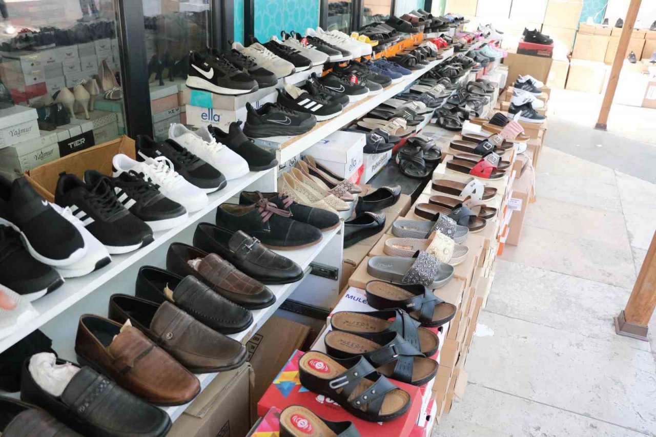 Ayakkabıcı esnafı konteyner çarşıda mesaiye başladı