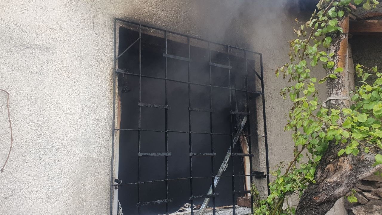 Müstakil ev, çıkan yangında kullanılamaz hale geldi