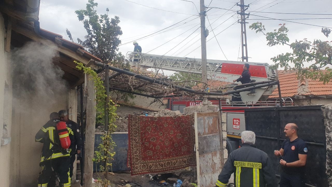 Müstakil ev, çıkan yangında kullanılamaz hale geldi