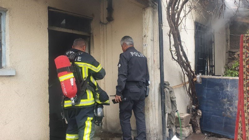 Müstakil ev, çıkan yangında kullanılamaz hale geldi