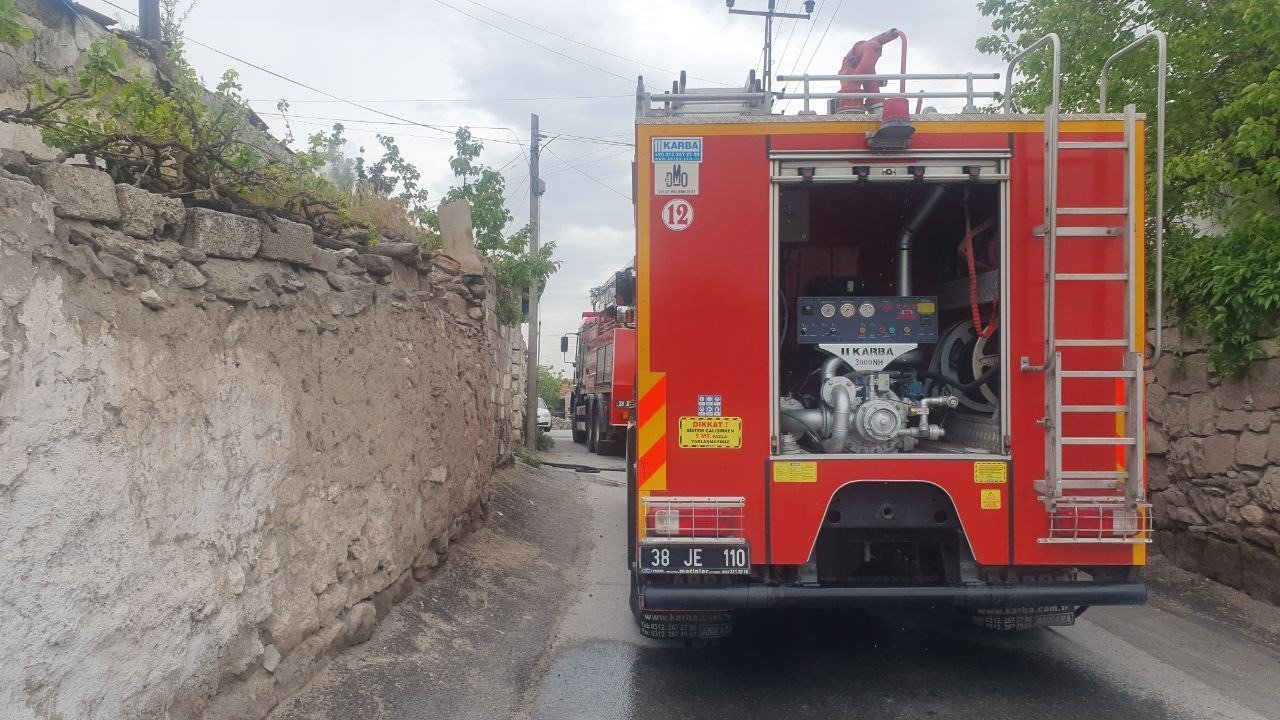 Müstakil ev, çıkan yangında kullanılamaz hale geldi