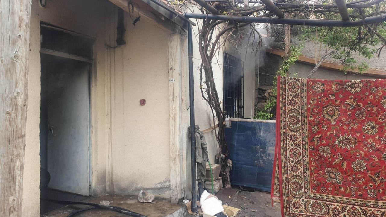 Müstakil ev, çıkan yangında kullanılamaz hale geldi