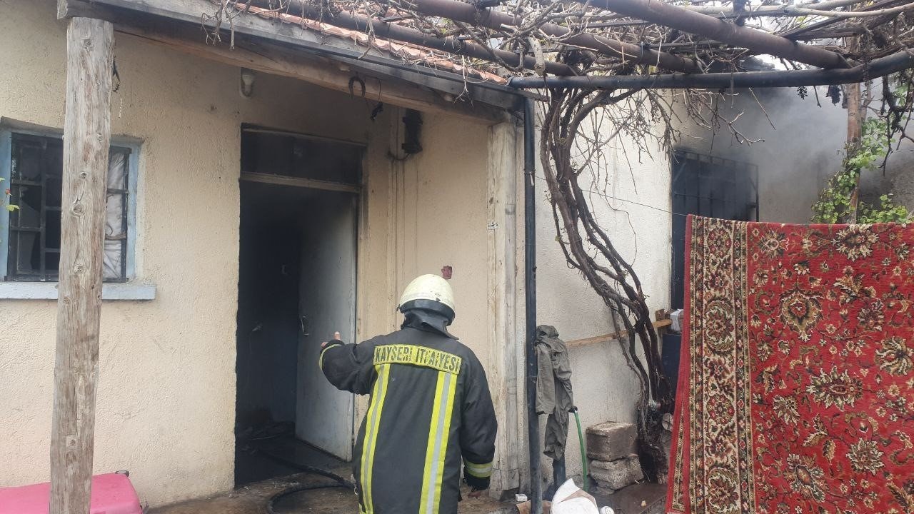 Müstakil ev, çıkan yangında kullanılamaz hale geldi