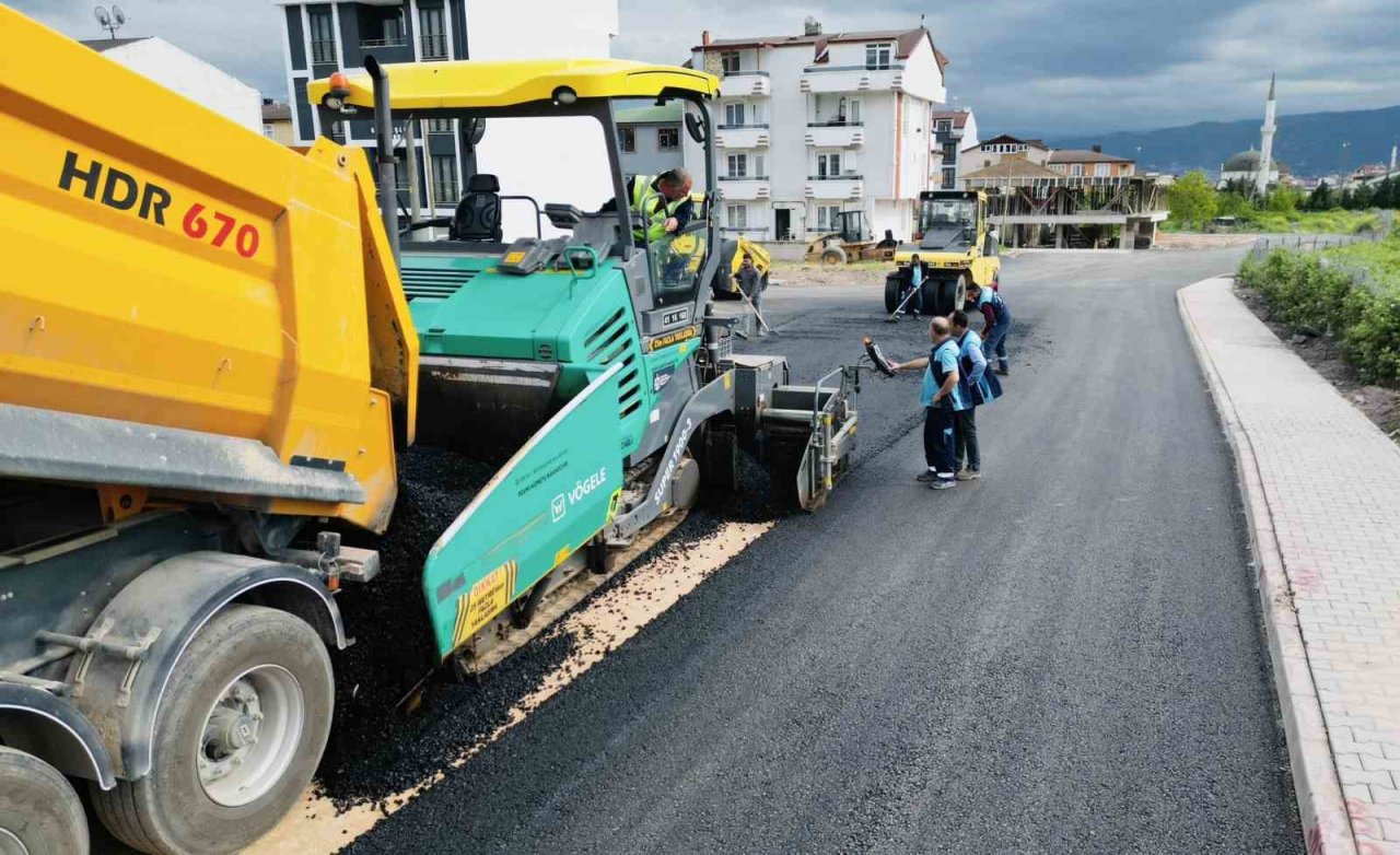 Bayraktar Caddesi’ne 650 ton asfalt serimi