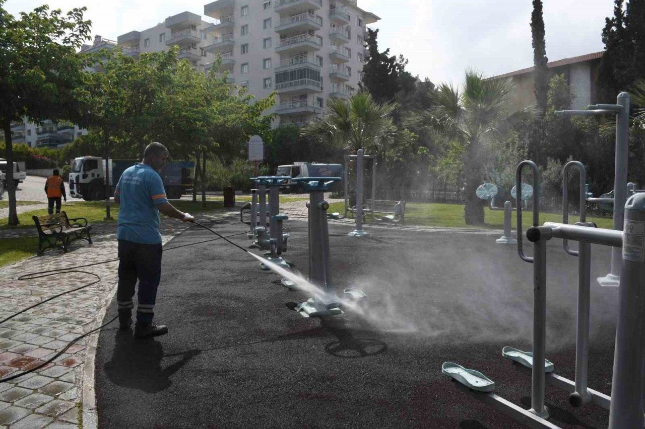 Kuşadası Belediyesi’nden 7/24 turizm sezonu mesaisi