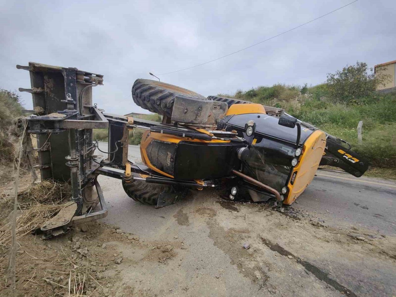 Freni boşalan iş makinesi faciaya yol açıyordu