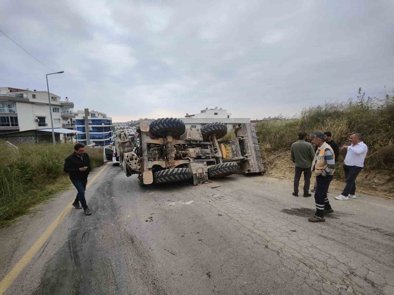Freni boşalan iş makinesi faciaya yol açıyordu