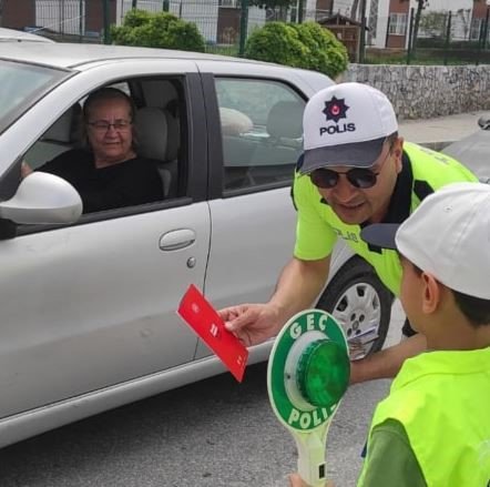 Kuşadası’nda, trafik ekipleri öğrencileri bilgilendirdi