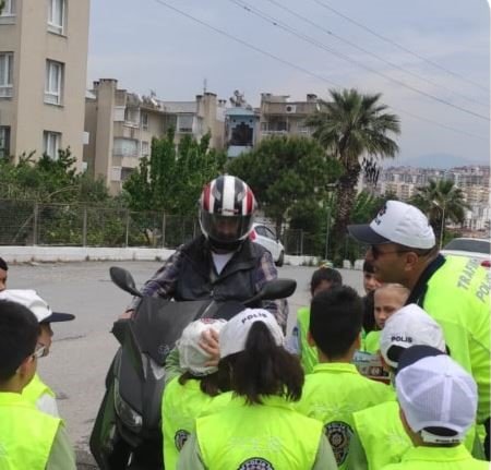 Kuşadası’nda, trafik ekipleri öğrencileri bilgilendirdi