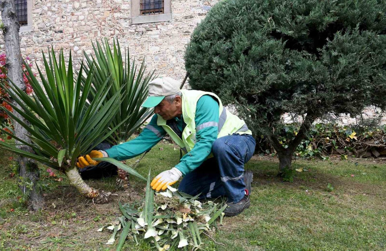 Kuşadası’nın turistik çarşılarında çalışmalar devam ediyor