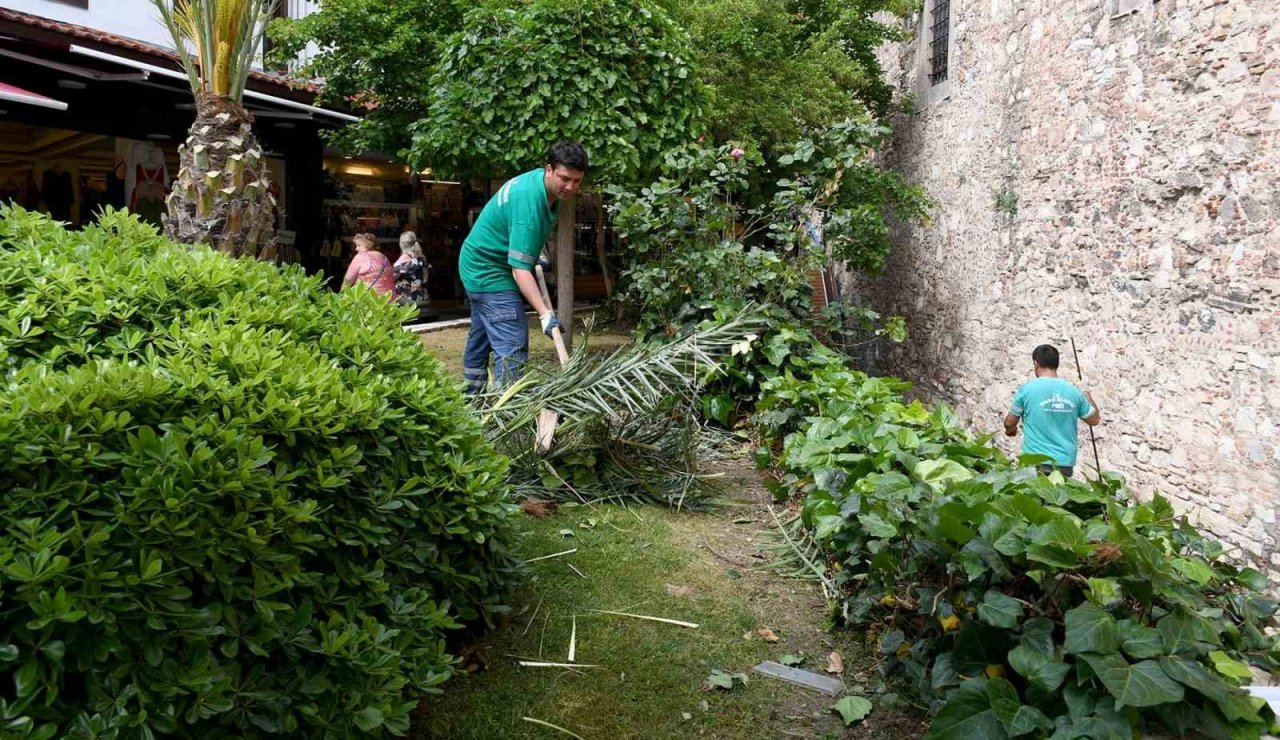 Kuşadası’nın turistik çarşılarında çalışmalar devam ediyor