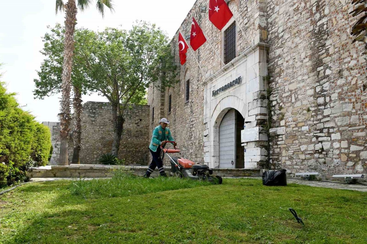 Kuşadası’nın turistik çarşılarında çalışmalar devam ediyor