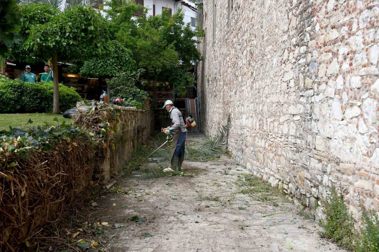 Kuşadası’nın turistik çarşılarında çalışmalar devam ediyor