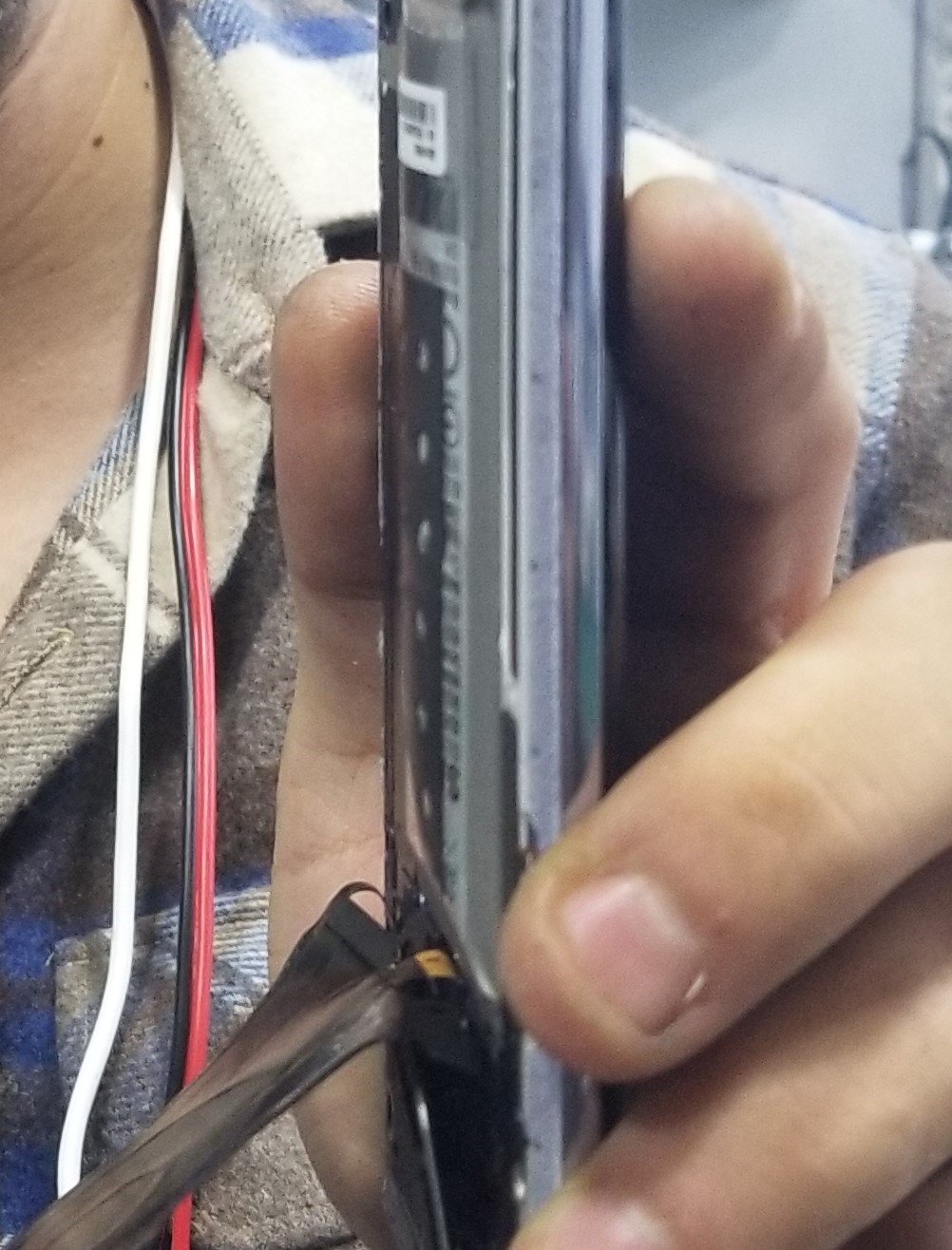 Çöpe atılan cep telefonu bataryası bomba gibi patladı