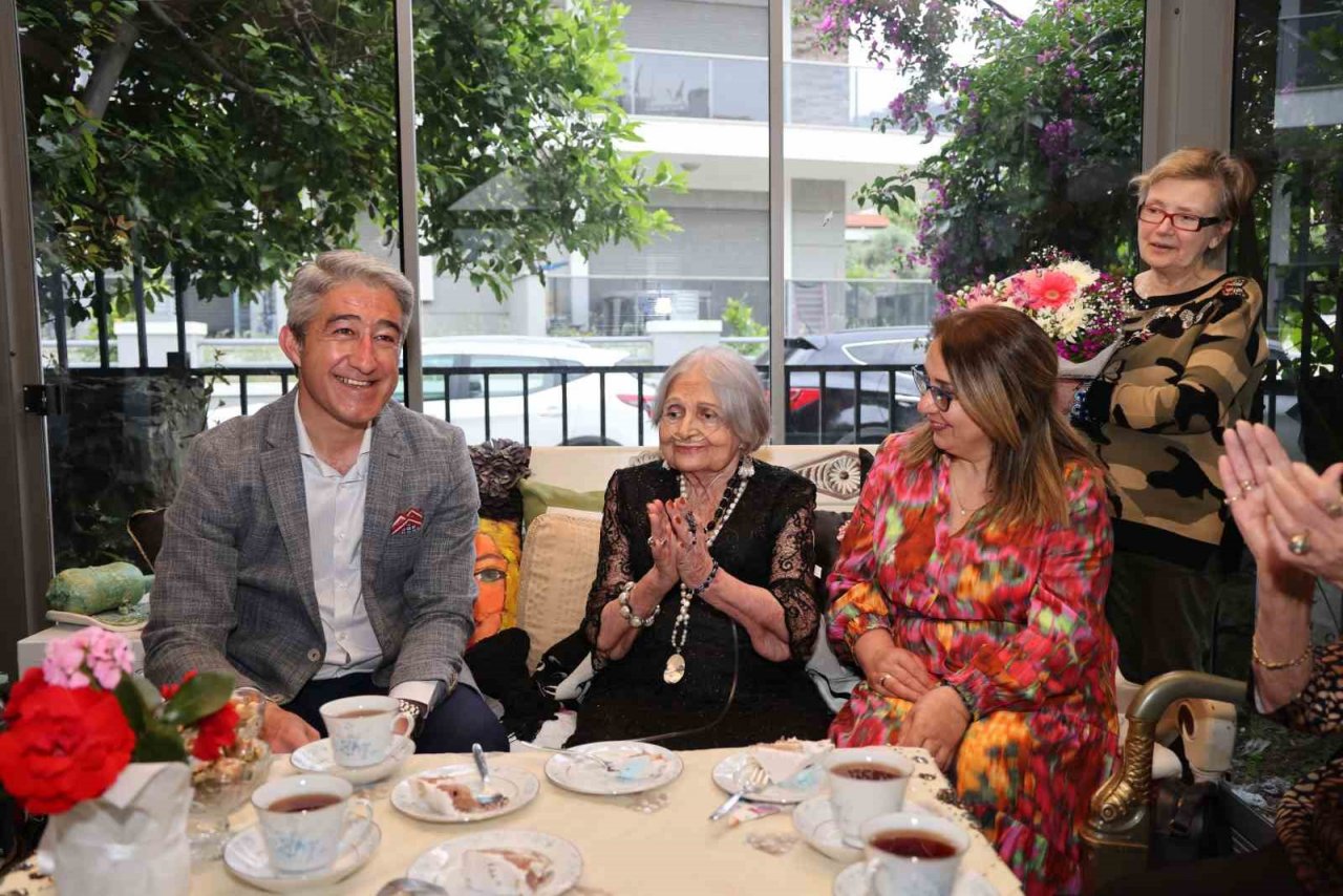 Marmaris’te 84’üncü yaşına giren ressama doğum günü sürprizi