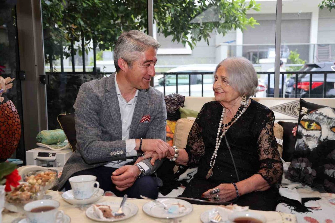 Marmaris’te 84’üncü yaşına giren ressama doğum günü sürprizi