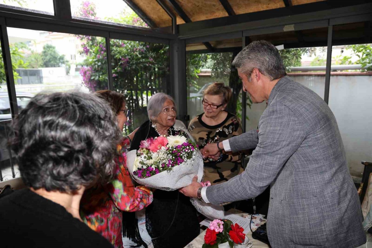 Marmaris’te 84’üncü yaşına giren ressama doğum günü sürprizi