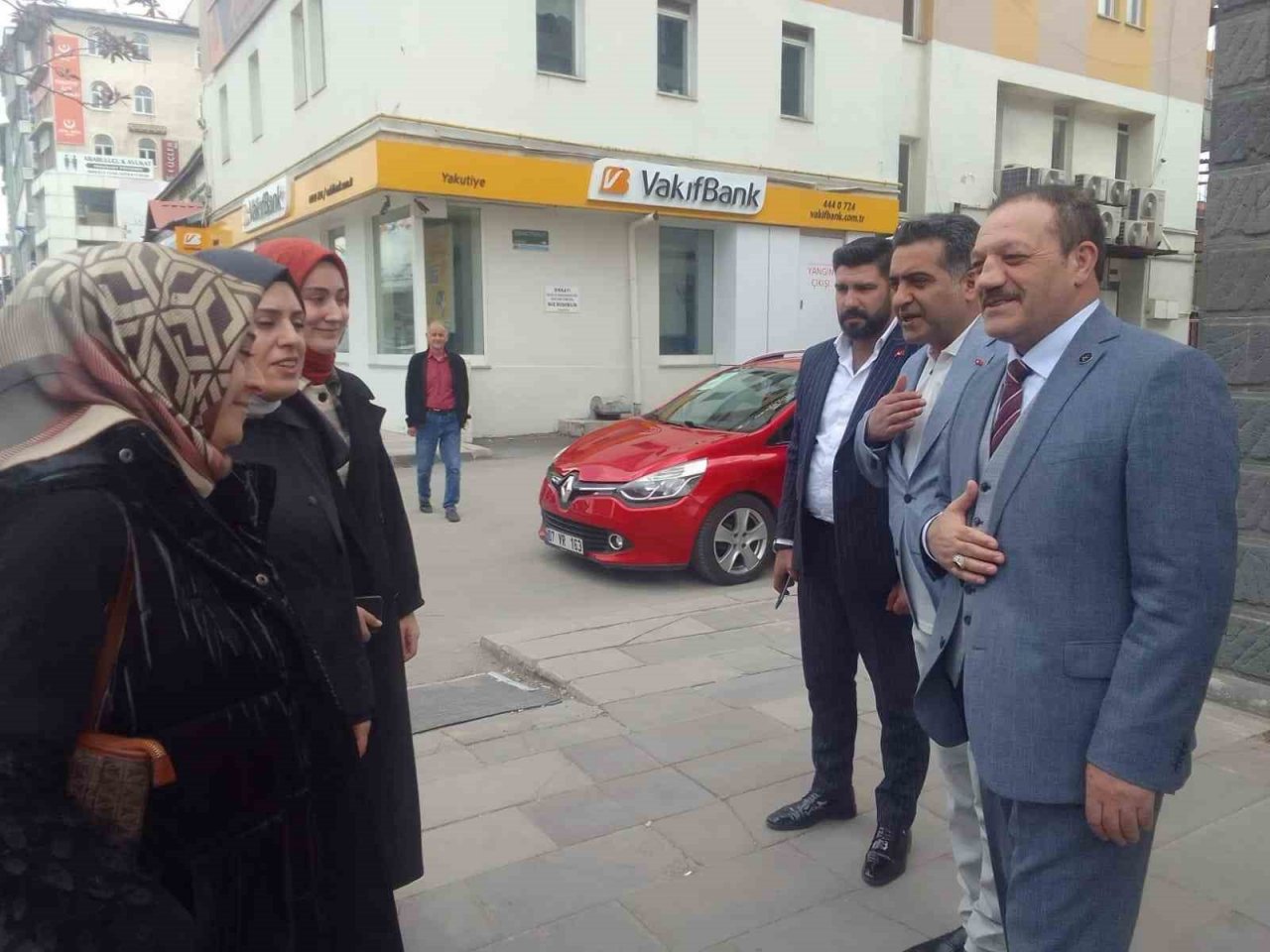 Karataş, seçim çalışmalarını merkezde sürdürdü