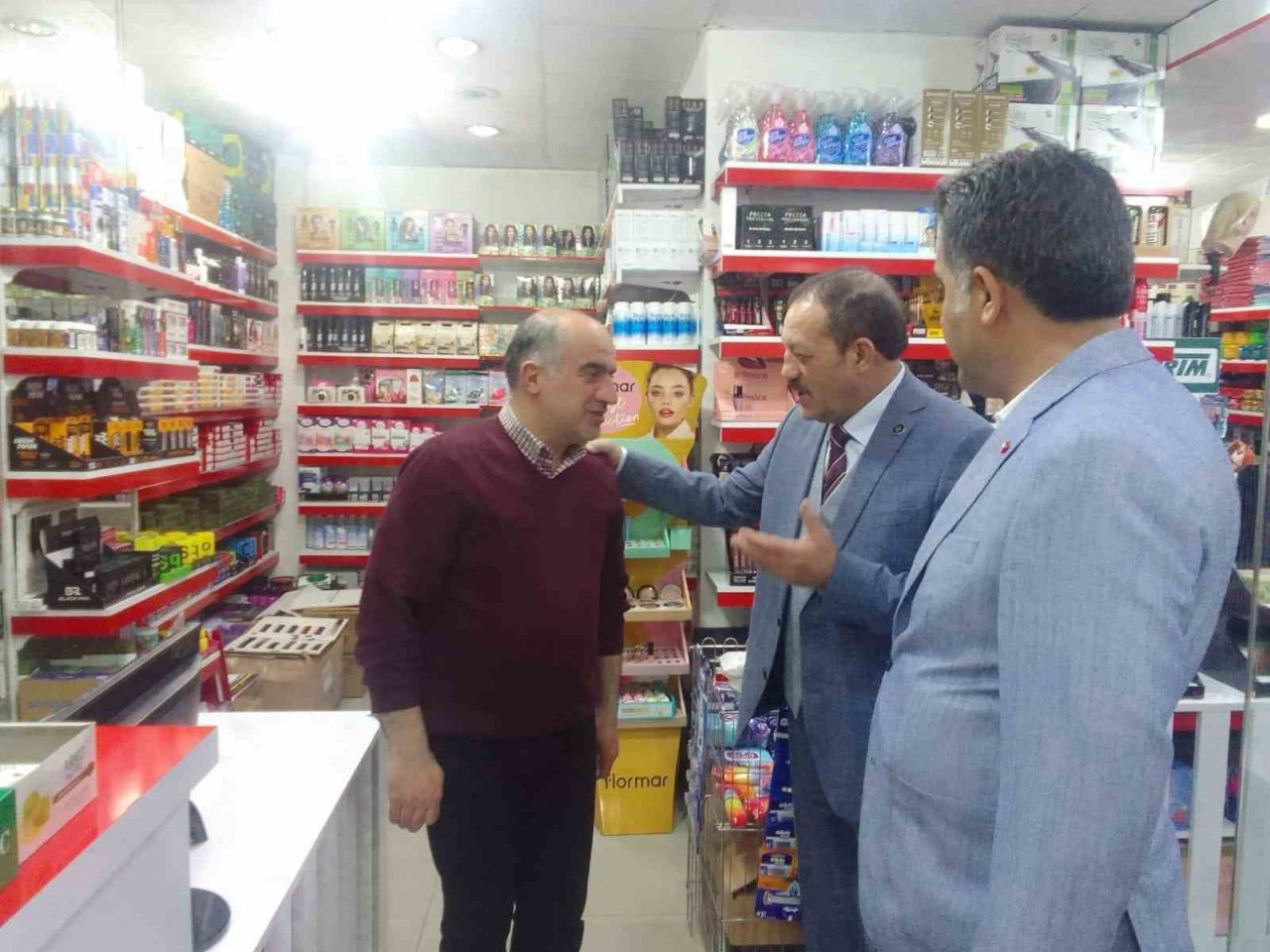 Karataş, seçim çalışmalarını merkezde sürdürdü