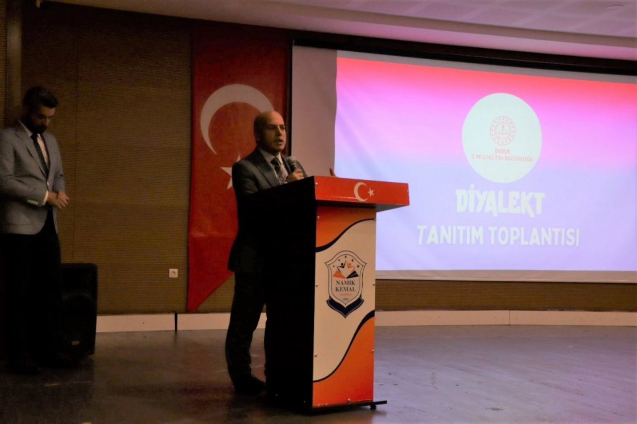 “Diyalekt" ile İngilizce Düzce’de her yerde