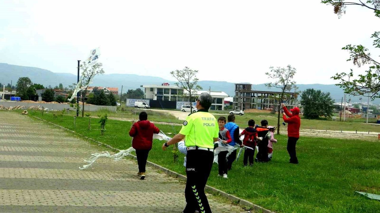Trafik Haftası’nda depremzede çocuklar uçurtma şenliğinde eğlendi
