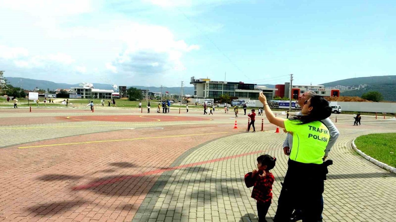Trafik Haftası’nda depremzede çocuklar uçurtma şenliğinde eğlendi