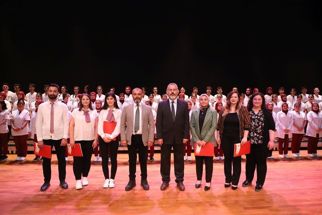 NEVÜ’lü hemşire adayları üniformalarını giydi