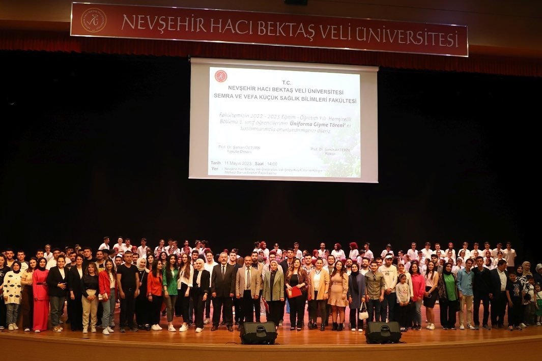 NEVÜ’lü hemşire adayları üniformalarını giydi