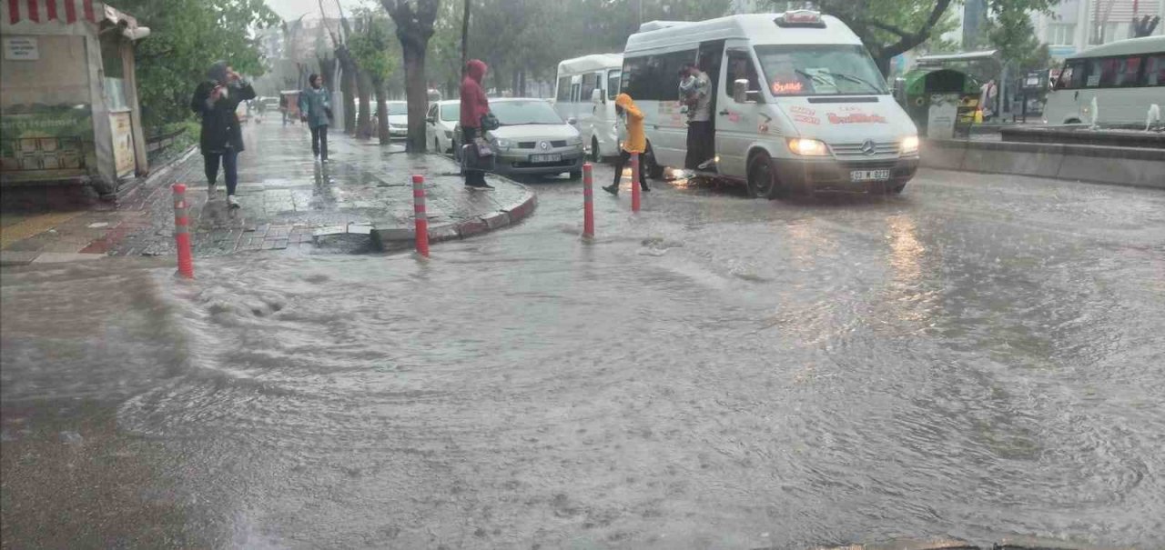 Afyonkarahisar’da sağanak hayatı felç etti