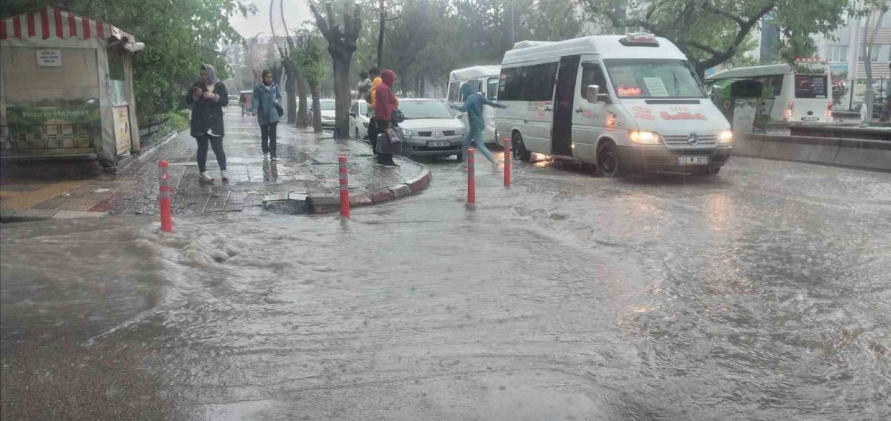 Afyonkarahisar’da sağanak hayatı felç etti