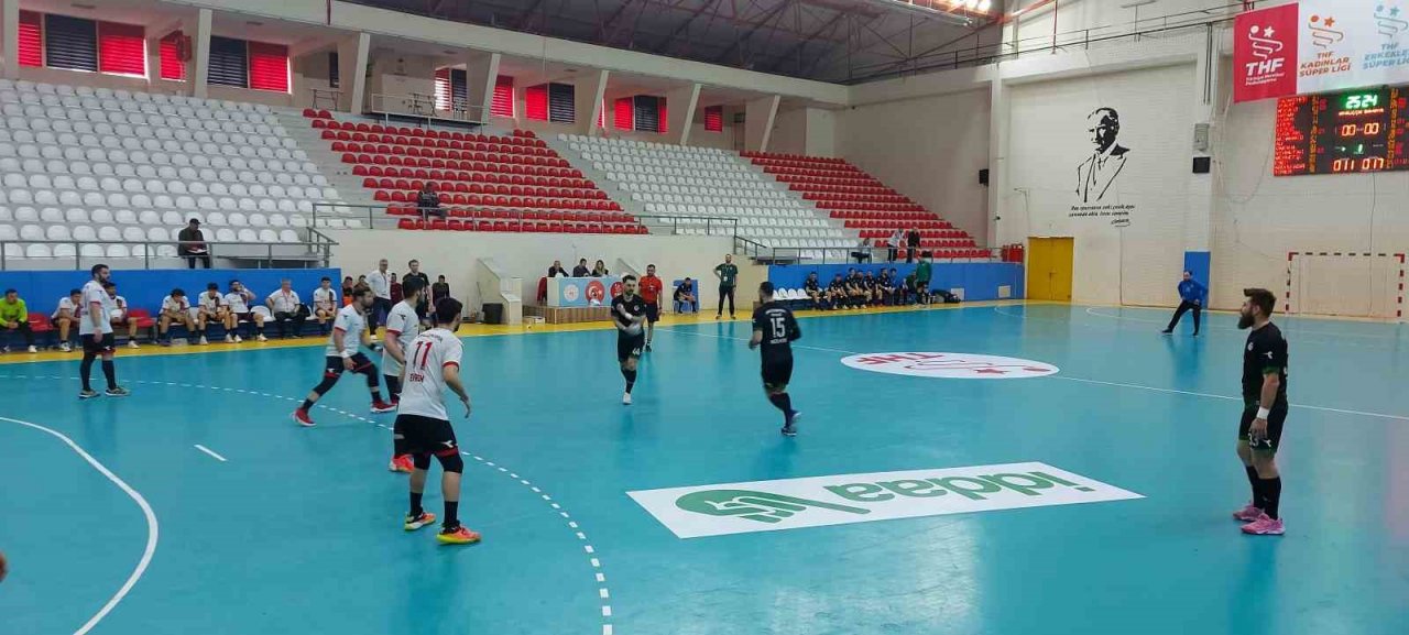 Büyükşehir hentbol seride 1-0 öne geçti