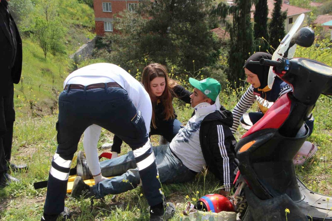 Seyir halindeki motosiklet devrildi, sürücüsü yaralandı
